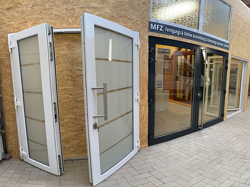 MFZ Innen Ausstellung - 2 flügelige Kunststoff Haustür / Ladentür mit Satiniertes & sandgestrahltes Glas mit Edelstahl Stoßgriff