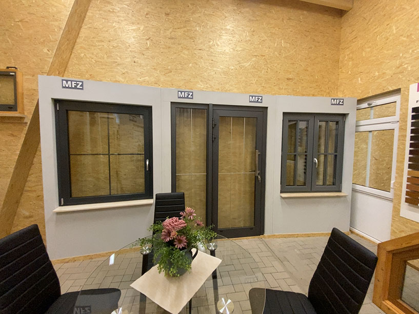 MFZ Innen Ausstellung - Aluminium Haustür mit Seitenteil Links & Aluminium Dreh Kipp Fenster mit Innenliegende Sprosse 18mm & Kunststofffenster 2-Flügelig Stulp mit Wiener Sprossen