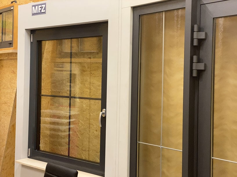 MFZ Innen Ausstellung - Aluminium Haustür mit Seitenteil Links & Aluminium Dreh Kipp Fenster mit Innenliegende Sprosse 18mm