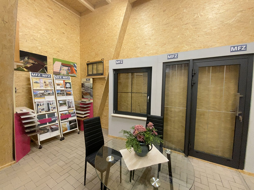 MFZ Innen Ausstellung - Aluminium Haustür mit Seitenteil Links & Aluminium Dreh Kipp Fenster mit Innenliegende Sprosse 18mm