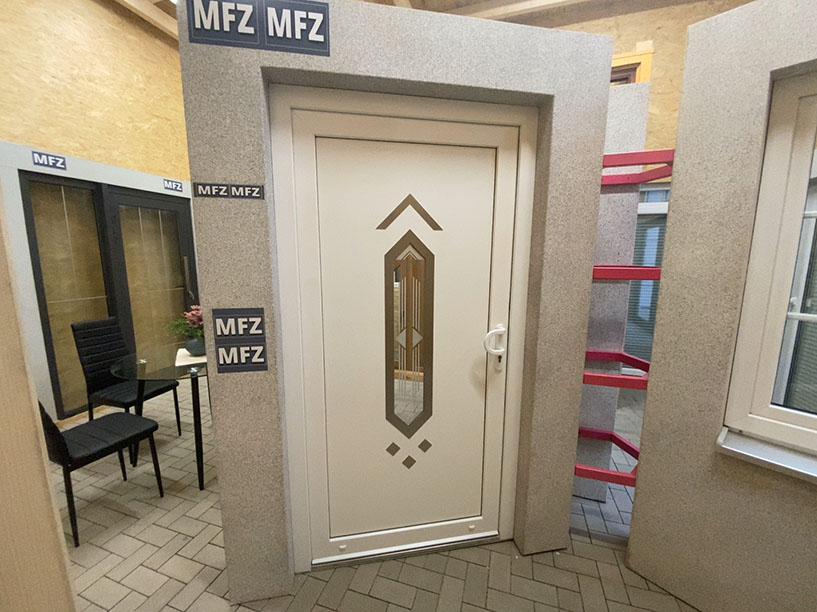 MFZ Innen Ausstellung - Aluminium Haustür mit Seitenteil Links
