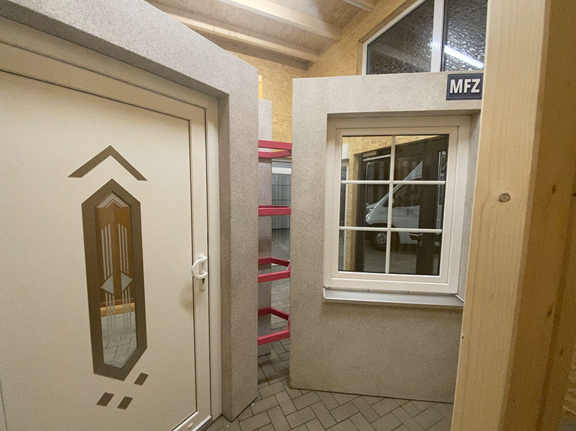 MFZ Innen Ausstellung - Aluminium Haustür mit Seitenteil Links & Kunststofffenster Flächenversetzt mit Innenliegenden Sprossen