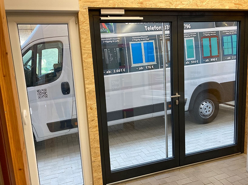 MFZ Innen Ausstellung - 2 flügelige Aluminium Haustür / Ladentür & Obertürschließer ASSA Abloy mit Gleitschiene und 90 grad Feststelleinheit Farbe Silber